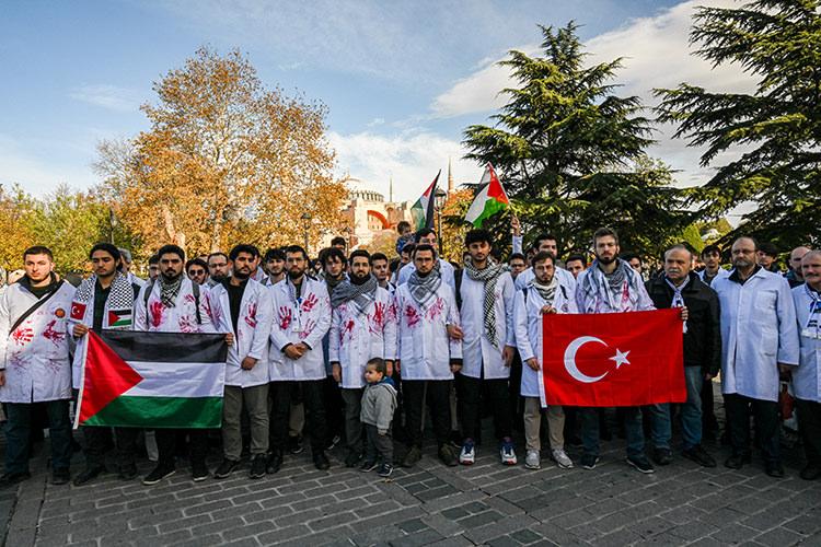 İstanbul'da doktorlardan Gazze için sessiz yürüyüş