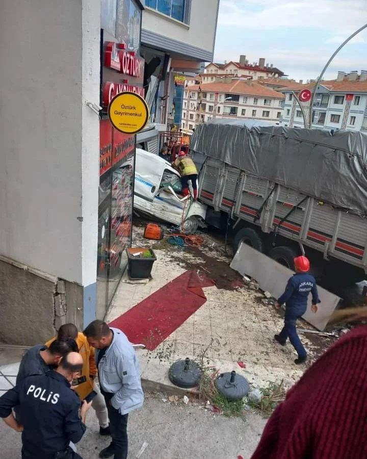 Freni patlayan kamyon önüne aldığı aracı sürükleyerek dükkana girdi: 2 yaralı