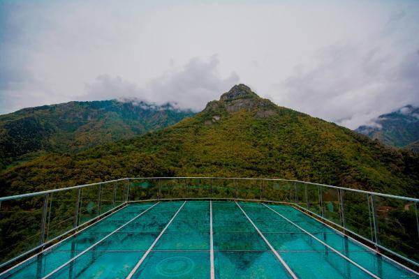 Artvin'de cam seyir terasından düşen kadın öldü