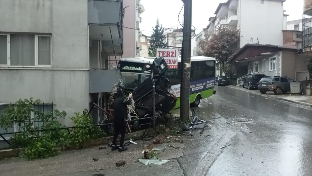 Freni boşalan otobüs eve daldı