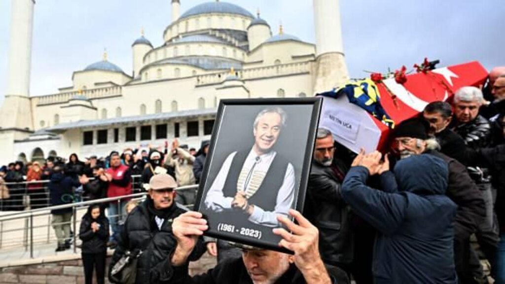 Gazeteci ve sunucu Metin Uca cenaze namazının ardından son yolculuğuna uğurlandı