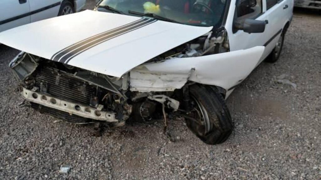 Aksaray’da lastiği patlayan otomobil bariyerlere çarptı: 6 yaralı