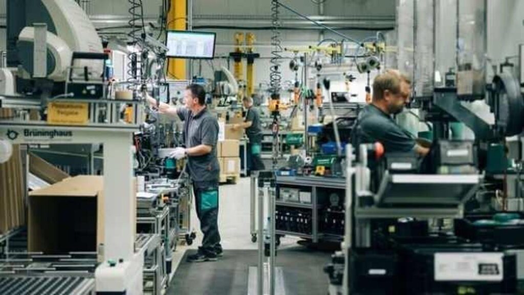 Almanya’da fabrika siparişleri düşüş beklenirken arttı