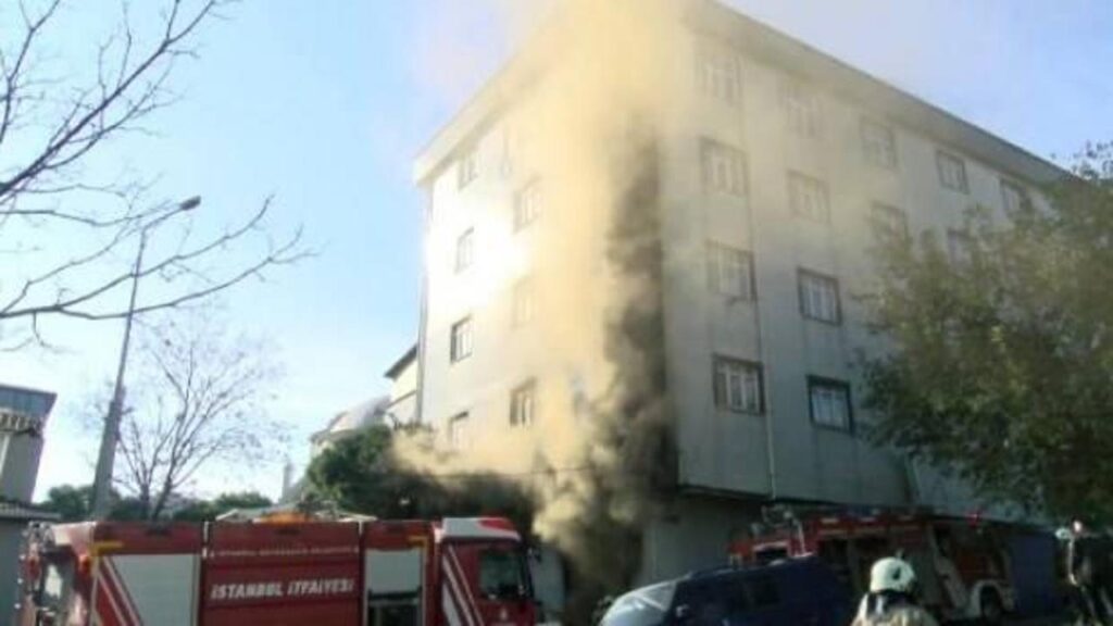 Bağcılar’da sünger deposunda yangın