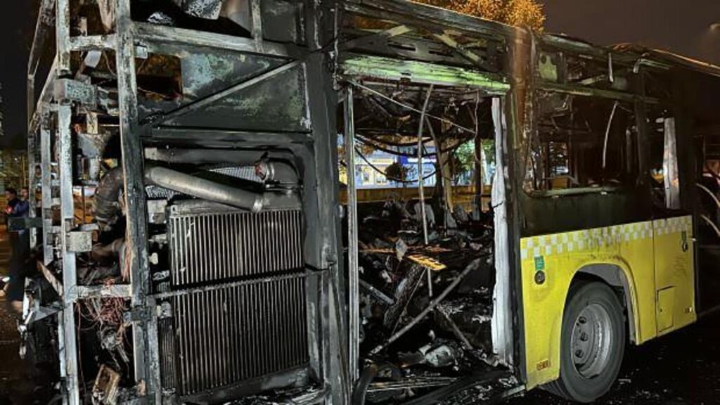 Başakşehir’de seyir halindeki İETT otobüsü alev alev yandı