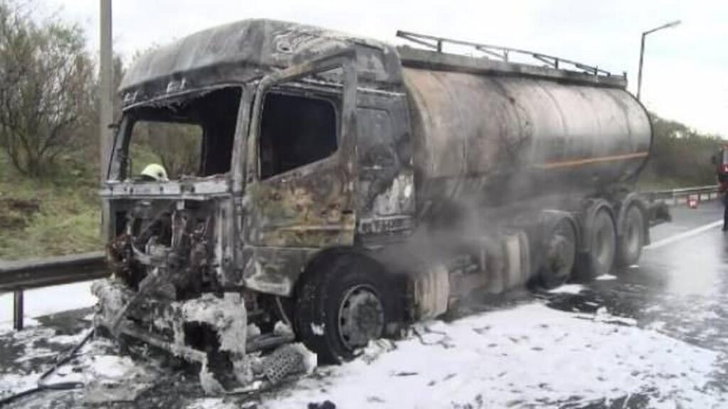 Çatalca’da lastiği patlayan tanker alev alev yandı