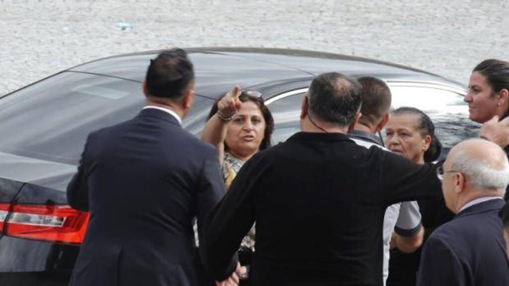 CHP Genel Başkanı Özel’e ilk gününde protesto: Kılıçdaroğlu’nu sırtından vurdu