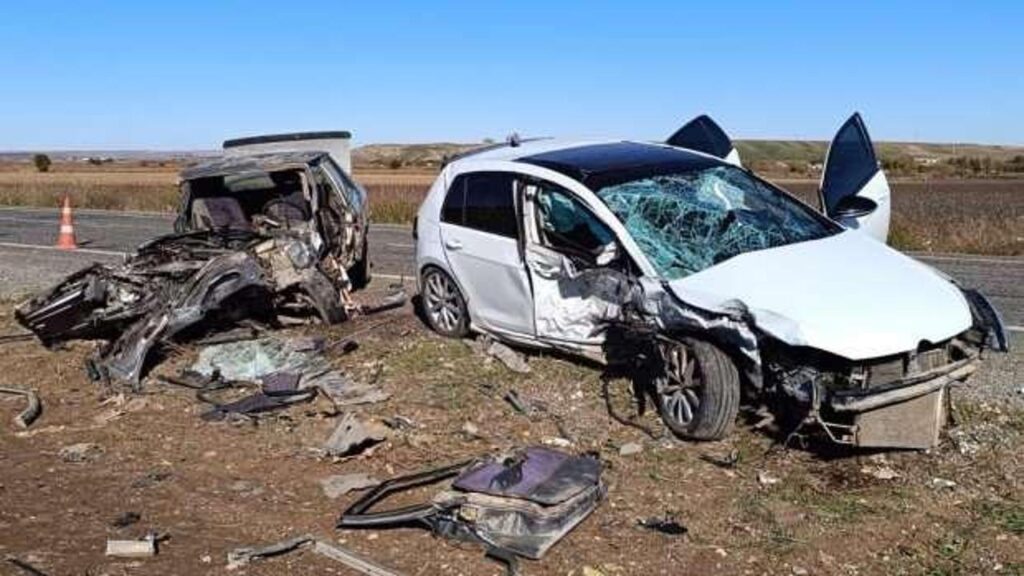 Diyarbakır’da feci kaza: İki otomobil çarpıştı, 2 kişi öldü, 1 kişi yaralandı