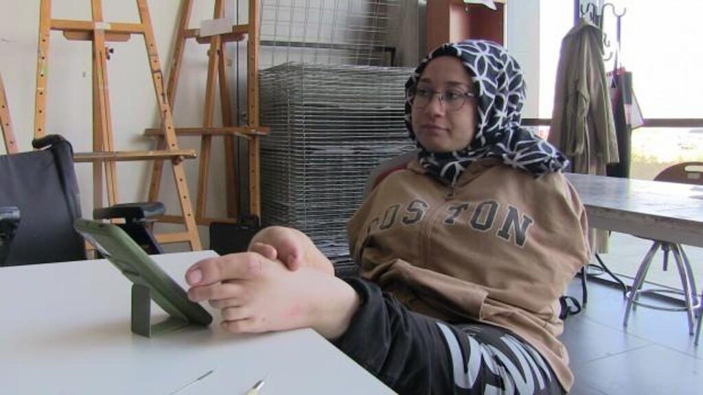 Doğuştan iki kolu olmayan Ayşe’nin hayat mücadelesi