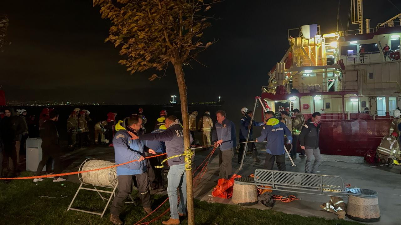 İstanbul’da bir gemi karaya oturdu