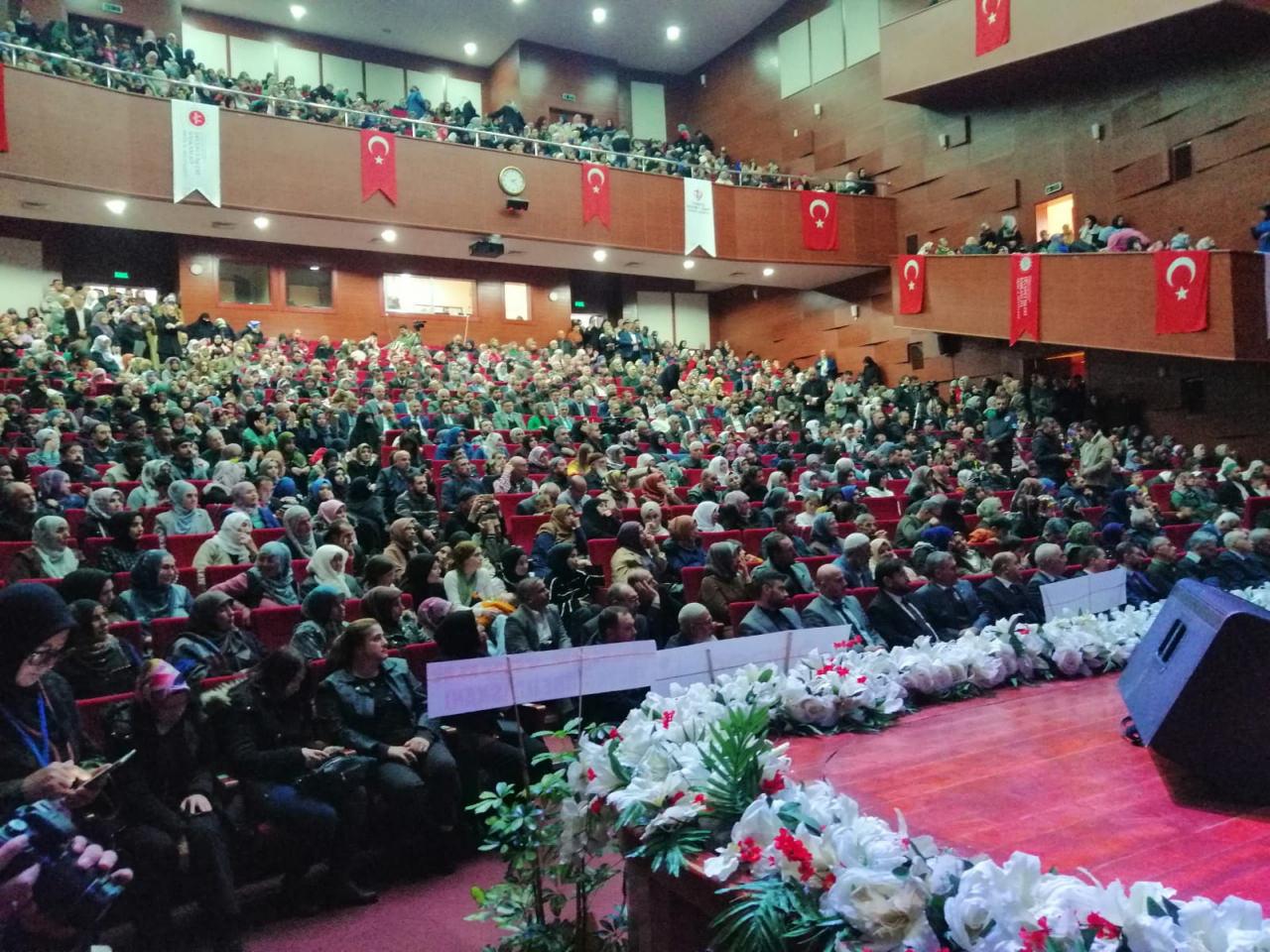 Niğde'de anlamlı merasim: 151 hafız icazetle taç giydi