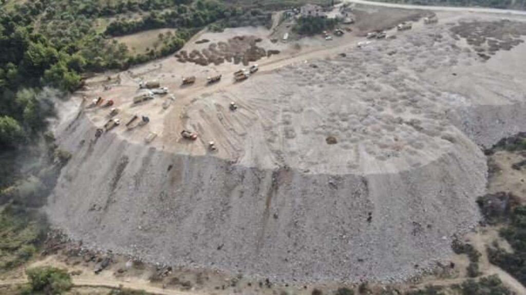 Hatay’da moloz dağları oluştu