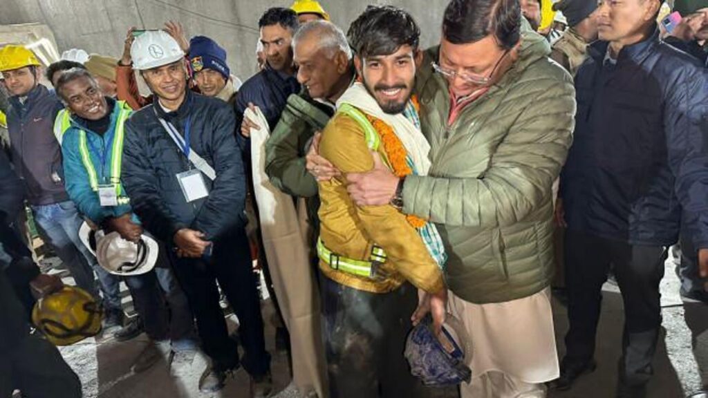 Hindistan’da çöken tünelde mahsur kalan 41 işçi kurtarıldı