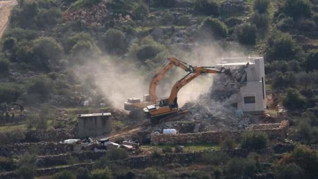 İsrail ordusu baskın yaptığı Gazze’deki Şifa Hastanesi bahçesini buldozerlerle kazıyor