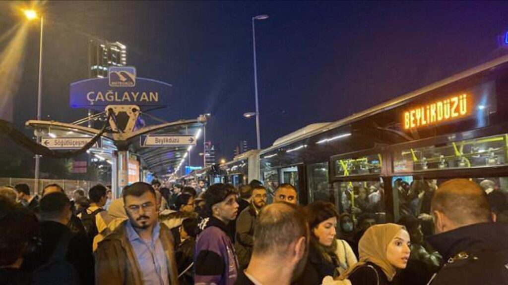 İstanbul’da metrobüs arızası duraklarda yolcu yoğunluğuna yol açtı