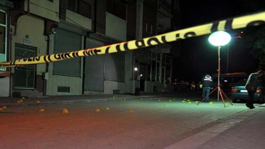 İzmir’de ev sahibi tartıştığı kiracısını silahla öldürdü