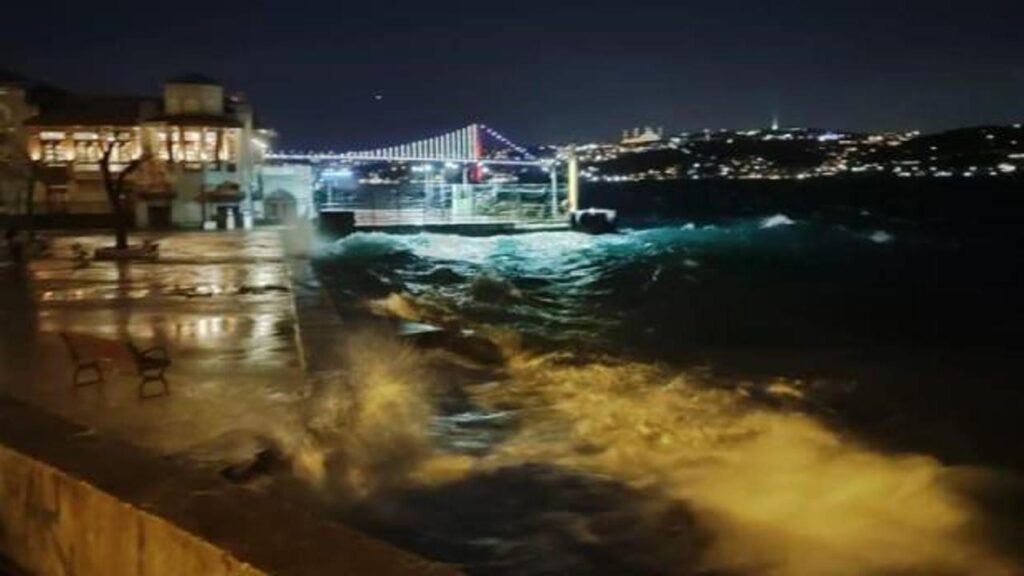 Marmara Denizi’nde fırtına: Dalgalar 2 3 metreye ulaştı