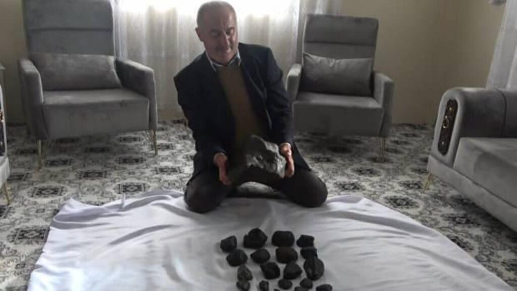 Muşlu çiftçi arazide mantar ararken gök taşı buldu: Şahit olduk