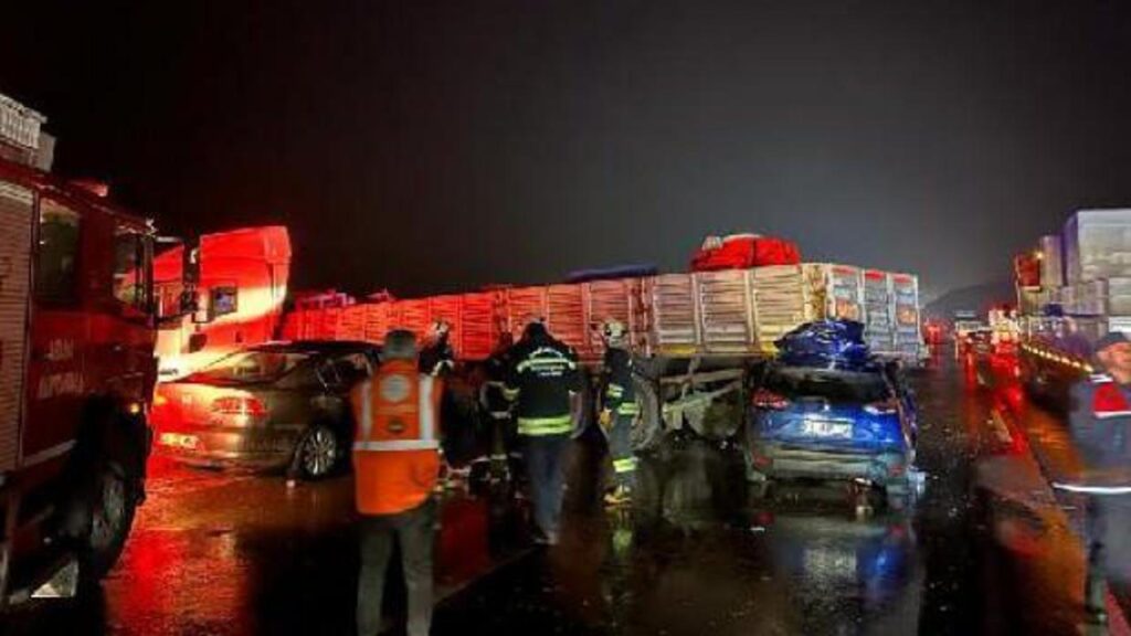 Otomobil TIR’ın altına girdi: 1 ölü, 3 yaralı