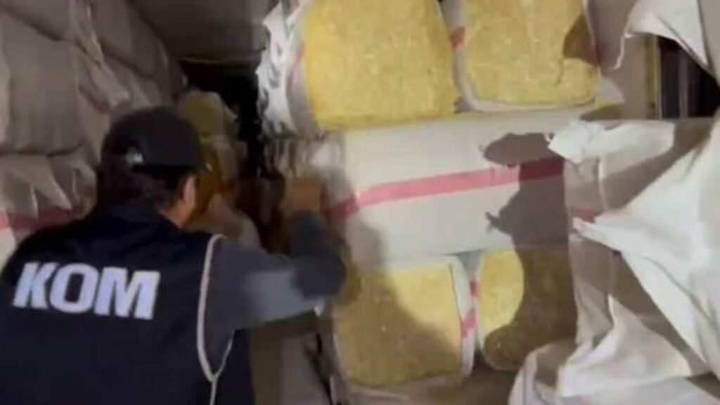 Saman yüklü tırda 2 bin 600 paket kaçak sigara ele geçirildi