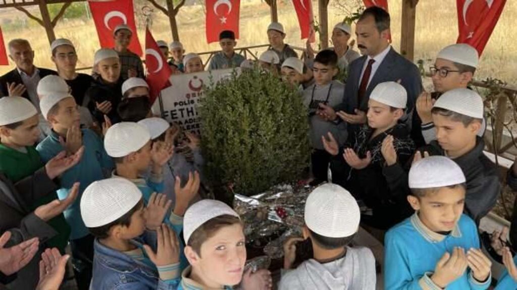 Şehit Fethi Sekin’in doğum gününde kabri başında Kur’an-ı Kerim okudular