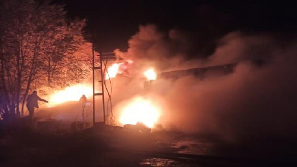 Sivas’ta  oto lastik tamirhanesinde yangın çıktı: Bir TIR kullanılamaz hale geldi