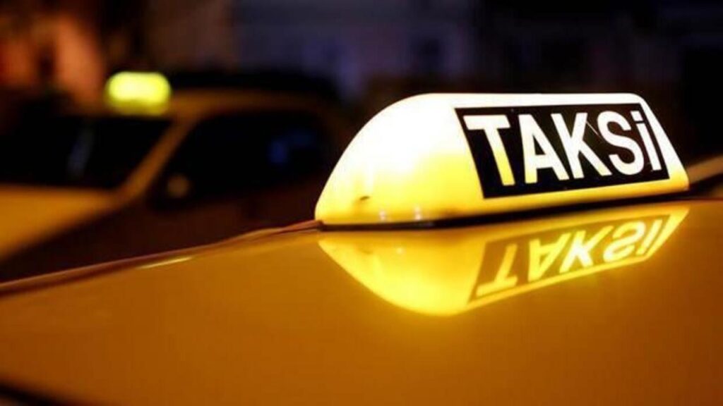 Turisti görünce müşteriyi indirdi, trafikten men edildi