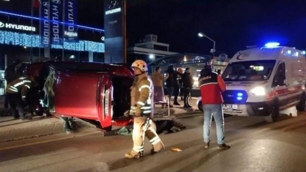 Ümraniye’de, alkollü sürücü kaldırıma çarpıp takla attı