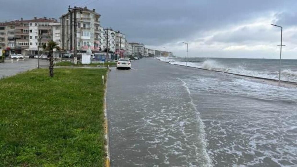 Yalova’da deniz ile kara birleşti: İDO seferleri iptal
