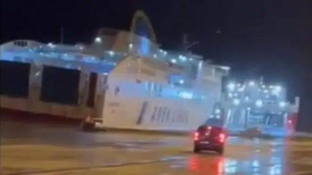 Yunanistan’da yolcu gemisi ile tanker çarpıştı