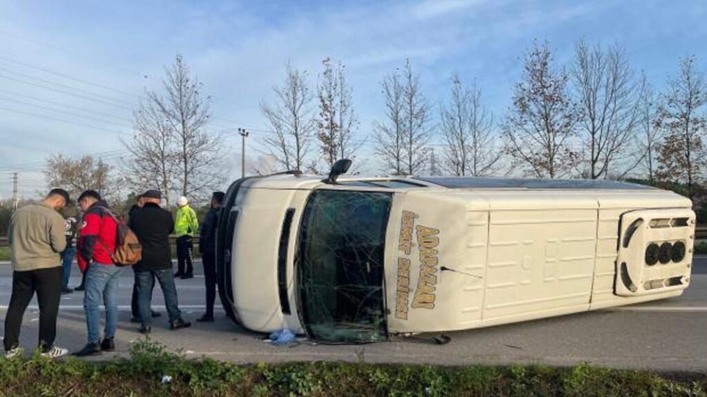 Kocaeli’de otomobil ile yolcu minibüsü çarpıştı, 15 kişi yaralandı