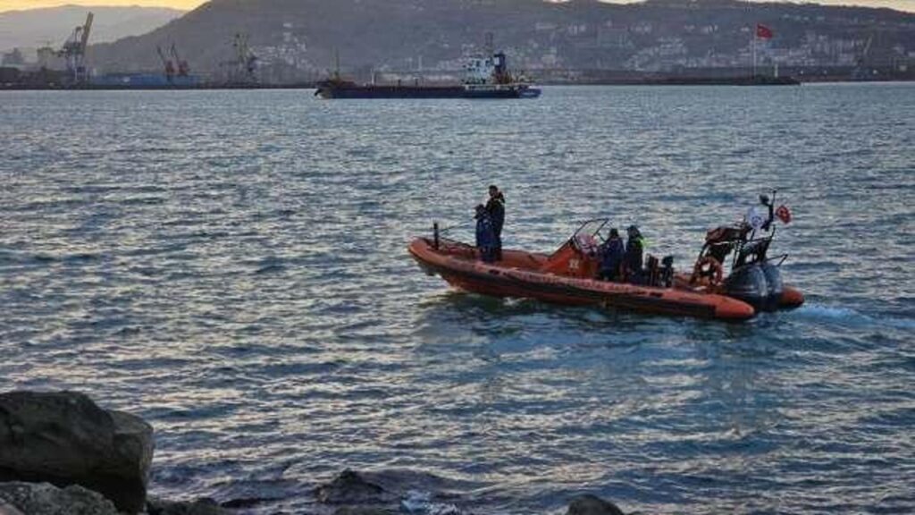 Zonguldak’ta batan geminin kayıp 7 personelini arama çalışmaları sürüyor