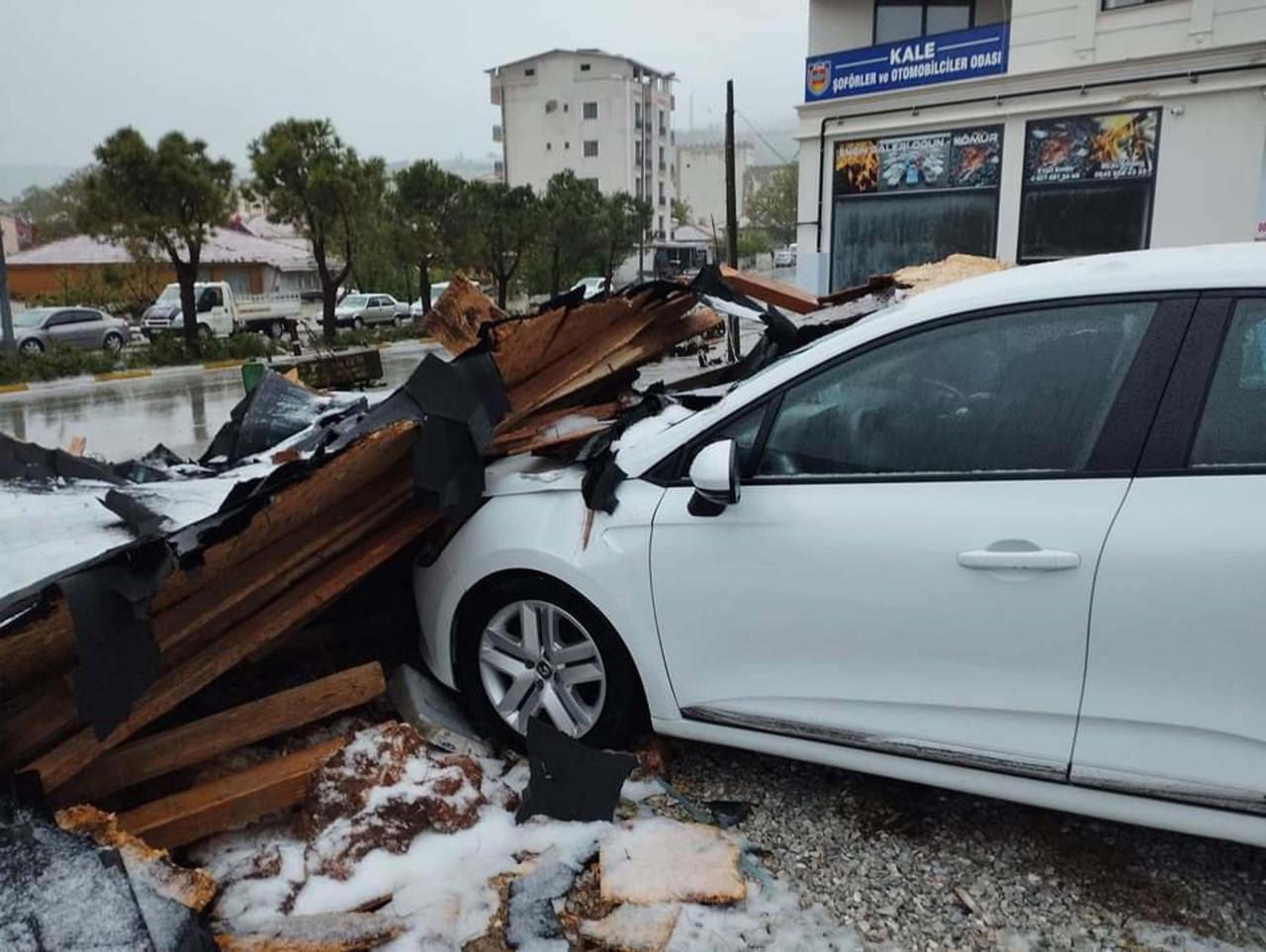 Denizli'de kuvvetli rüzgar çatı uçurdu, otomobiller zarar gördü