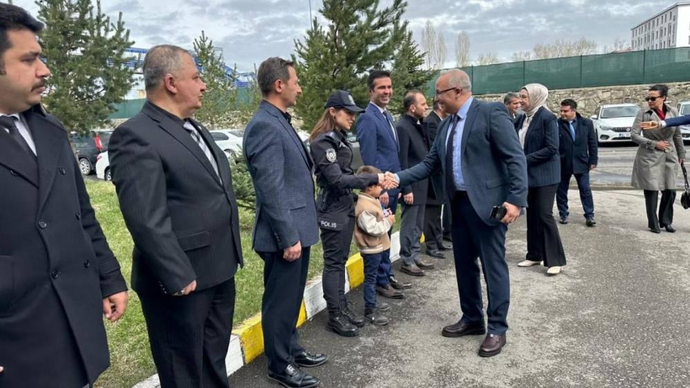 Ağrı Emniyet Müdürü İpar, polislerle bayramlaştı