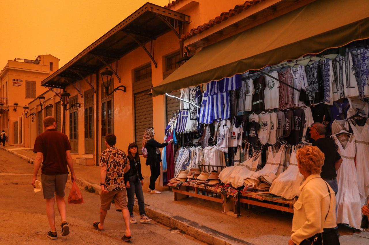 Atina’da çöl tozu gökyüzünü turuncuya boyadı