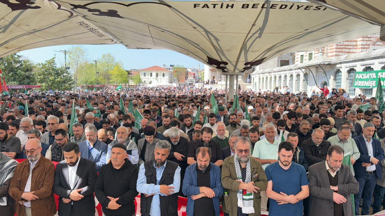 Gazze'de hayatını kaybedenler için Fatih'te gıyabi cenaze namazı kılındı