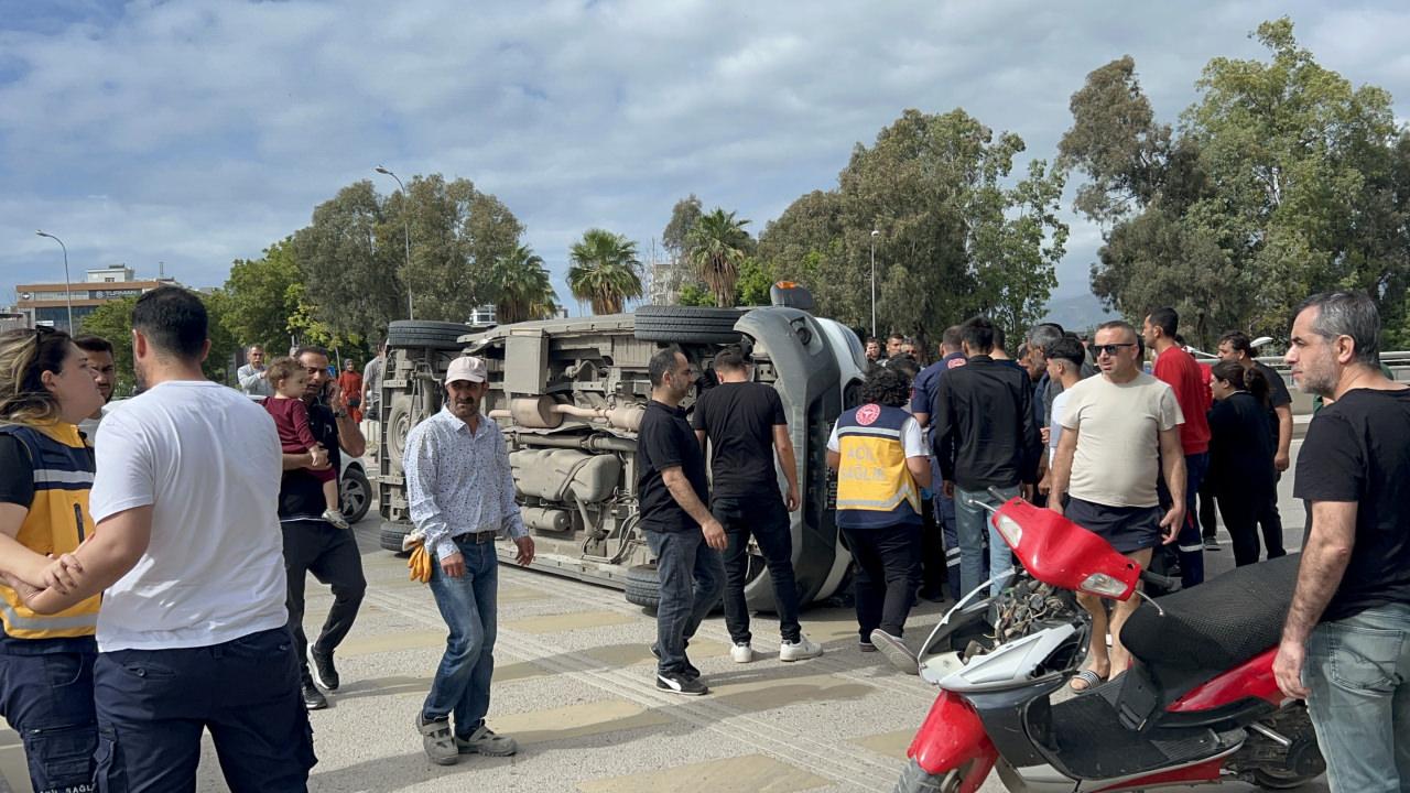 Hatay'da araçla çarpışan ambulans devrildi: 2 yaralı