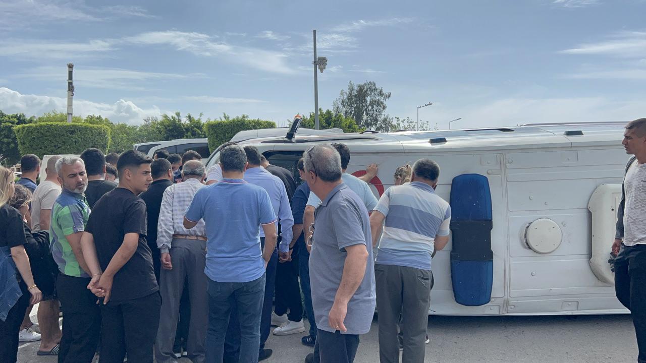 Hatay'da araçla çarpışan ambulans devrildi: 2 yaralı