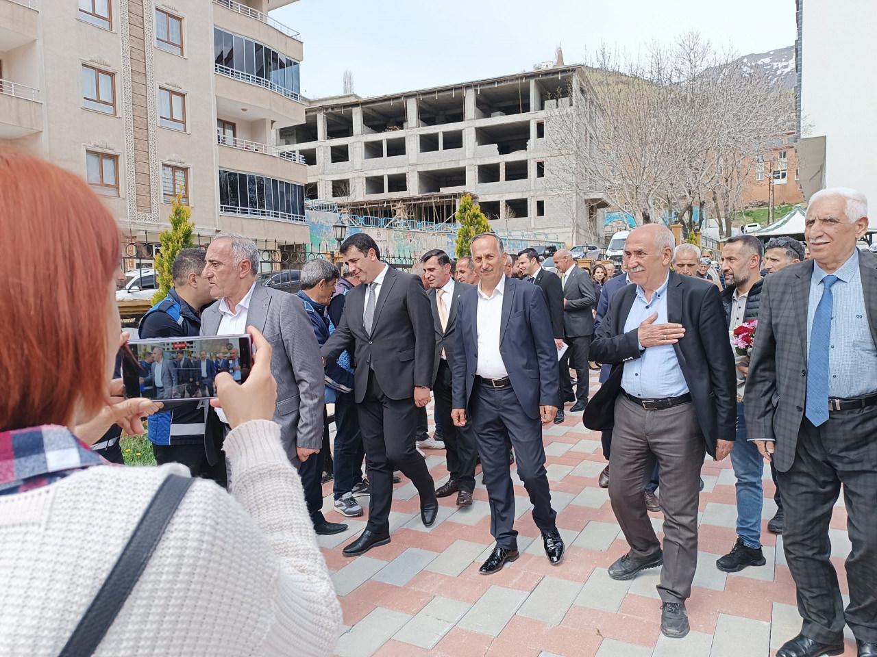 Şemdinli Belediye Başkanı Fahri Şakar, mazbatasını aldı