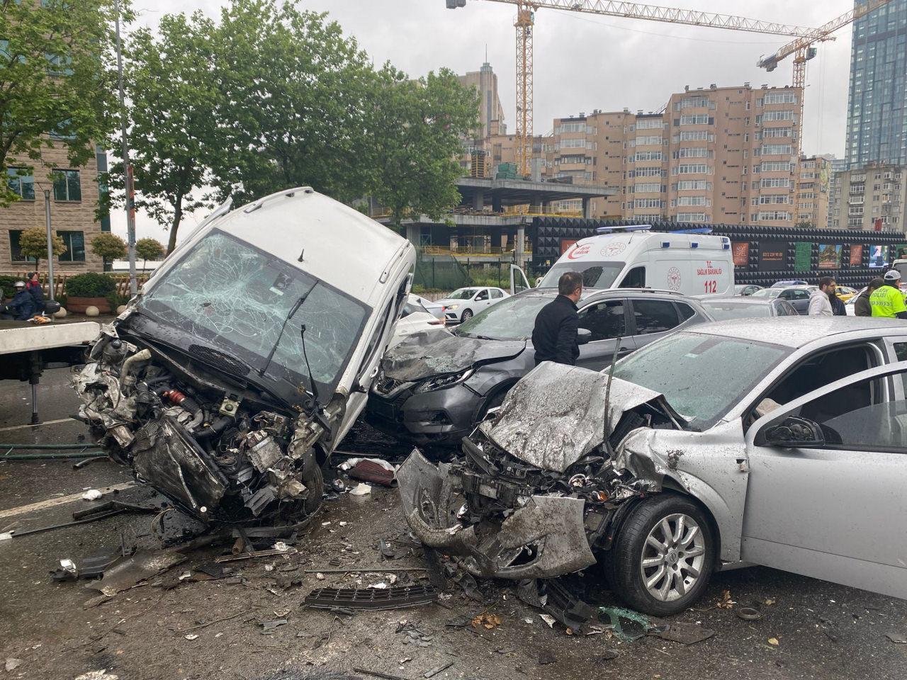 Beşiktaş'ta çok sayıda araç birbirine girdi! Ortalık savaş alanına döndü