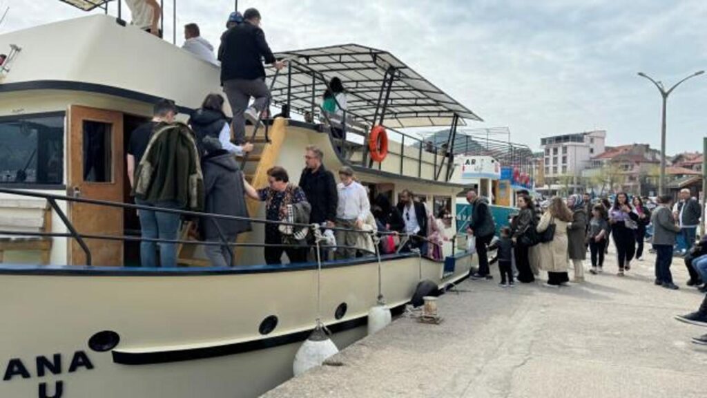 6 bin nüfuslu Amasra’ya 3 günde 100 bin araç giriş yaptı