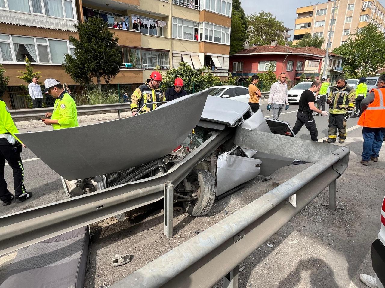 Feci kaza! Bariyer arka koltuğa kadar ilerledi: 1 ölü