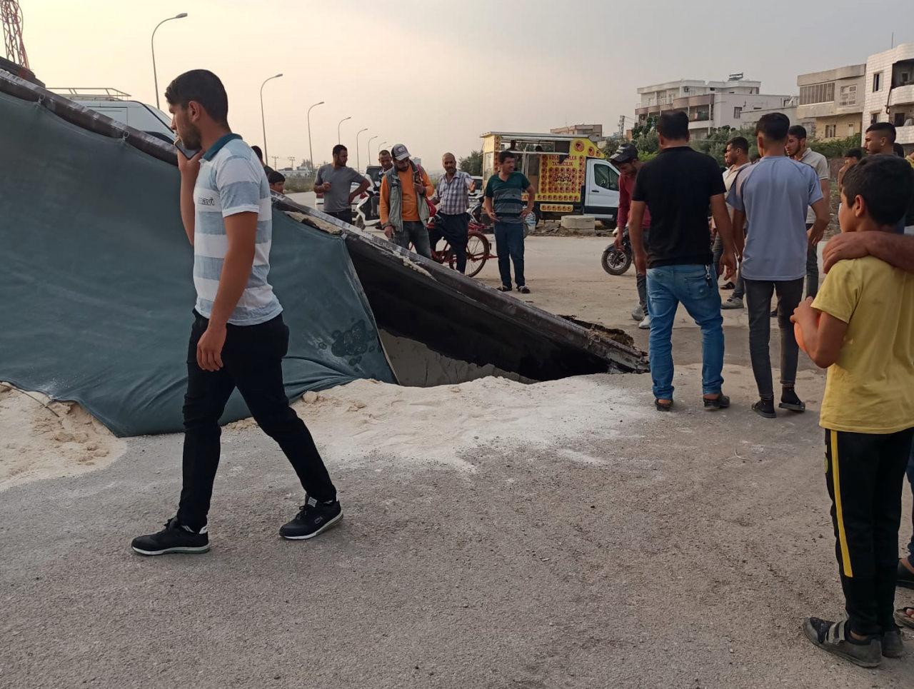 Seyir halindeki tır yolda oluşan çukura düştü