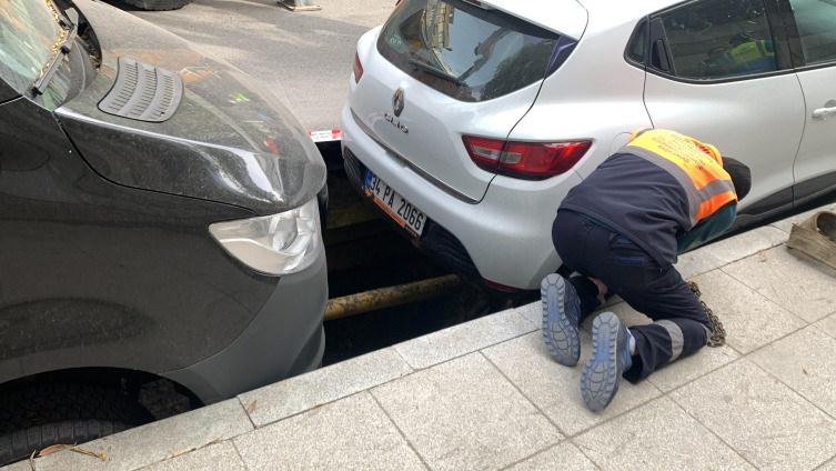 Şişli'de yol çöktü! Çukura düşen araçlar güçlükle çıkarıldı