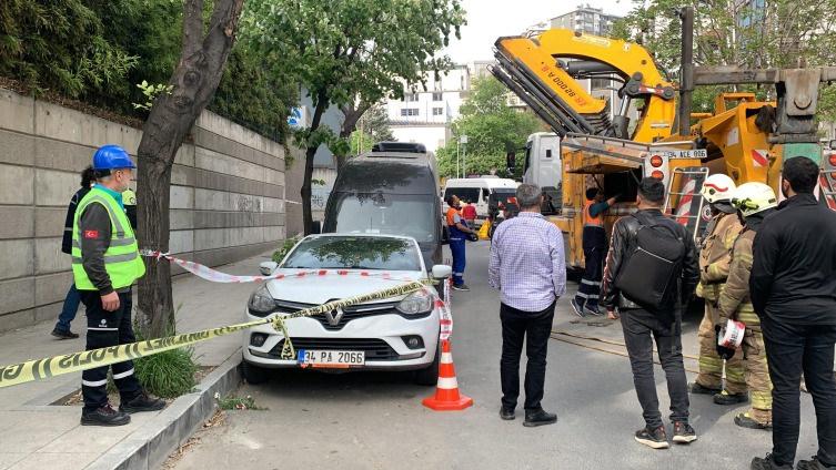 Şişli'de yol çöktü! Çukura düşen araçlar güçlükle çıkarıldı