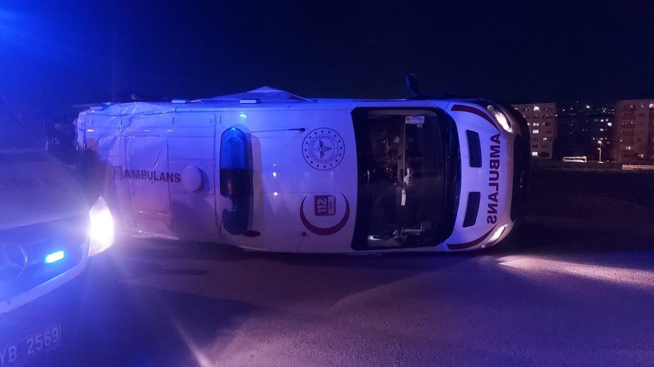 Hasta almaya giden ambulans otomobille çarpıştı: 5 yaralı