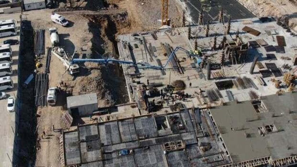 İnşaat alanında mobil vinç devrildi, 1 kişi hayatını kaybetti