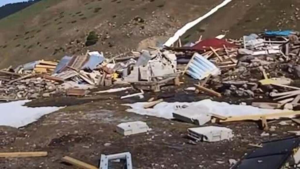 Artvin’de kar eriyince yayladaki evlerin yıkıldığı ortaya çıktı