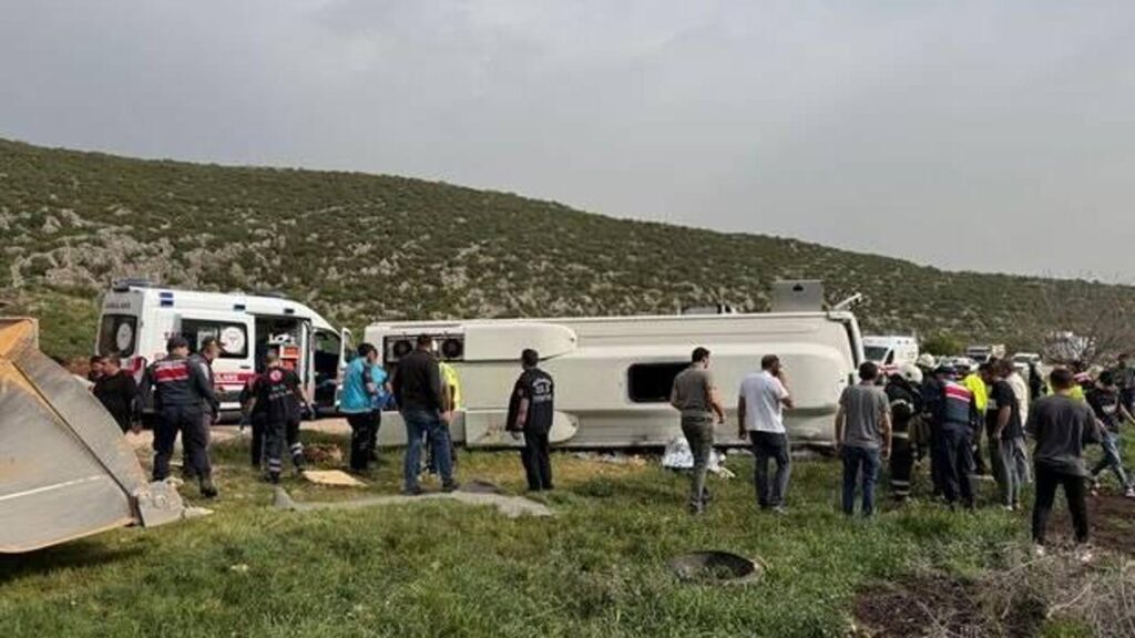 Gaziantep’te yolcu midibüsü devrildi: Çok sayıda yaralı var!