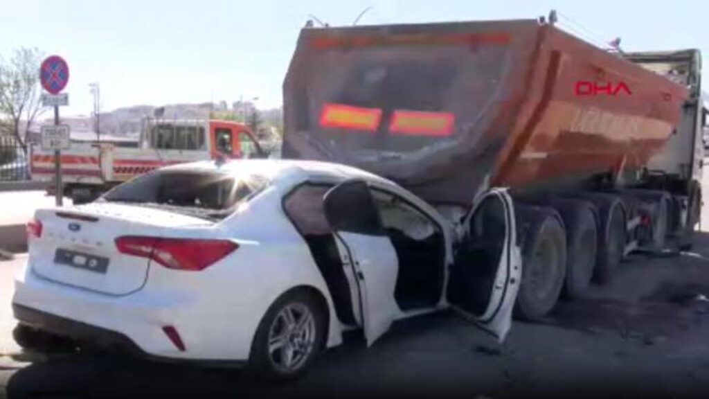 Ankara’da feci kaza: Park halindeki kamyona çarpan otomobilin sürücüsü öldü